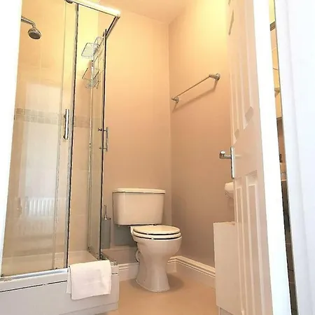 Stylish Penthouse Close To The Airport Apartment *