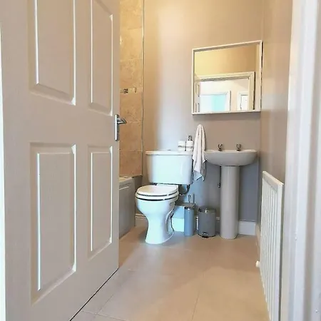 Stylish Penthouse Close To The Airport Apartment *