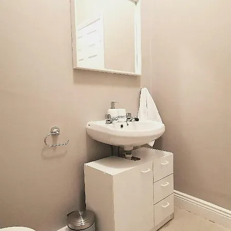 Stylish Penthouse Close To The Airport Apartment *
